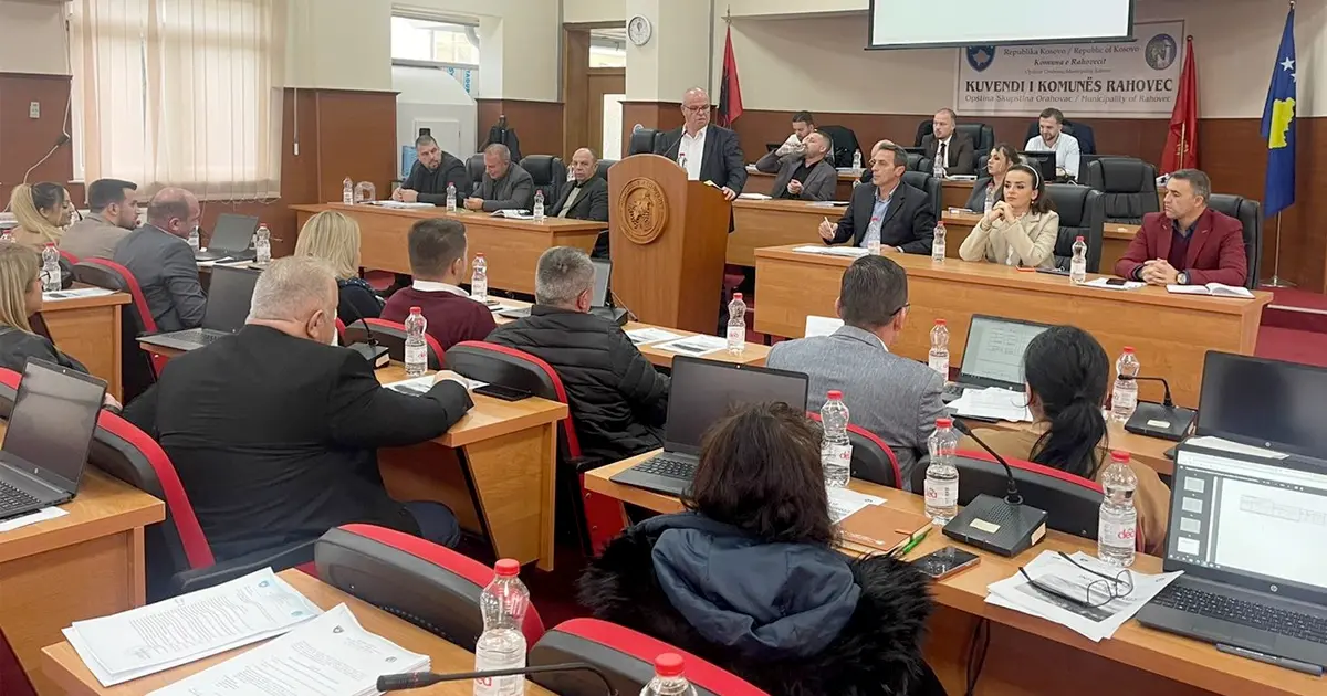 Kuvendi Komunal i Rahovecit i jep mbështetje unanime kërkesës që lulëkuqja me katër petale të bëhet simbol i përkujtimit të gjenocidit në Kosovë